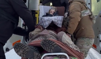 З прикордоння під російськими обстрілами вивезли прикуту до ліжка жінку та подружжя, яке пережило авіаудар