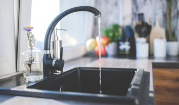 У частині будинків Києва тимчасово обмежили гарячу воду через відновлення опалення