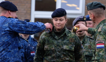 Принцеса Нідерландів завершила базову військову підготовку та стала капралом