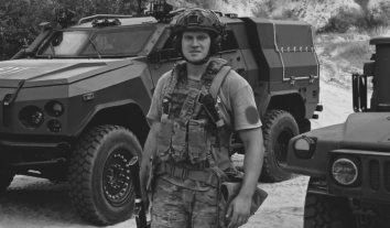 28-річний польський доброволець Кацпер Басс із позивним “Француз” помер від поранень на Харківщині