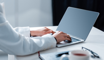 Обережно і без автопілота: як українські медіа використовували штучний інтелект у 2025 році – дослідження ІМІ