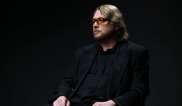 Політтехнолог Петров дійсно працює в Національному військовому меморіальному кладовищі. Там він заброньований від мобілізації