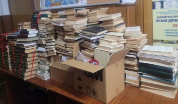 Бібліотека в Луцьку зібрала 1,5 тонни російськомовних книжок на макулатуру і передала кошти на ЗСУ