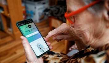 Менш ніж половина літніх в Україні користуються електронними послугами