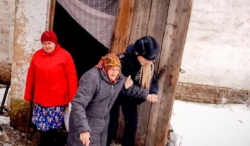 З прикордоння Сумщини евакуювали літню жінку, яка мешкала у регіоні майже усе життя 