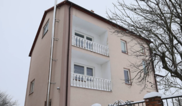 Дві багатодітні родини ВПО отримали постійне житло на Львівщині