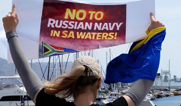 Українці в ПАР вийшли з протестом проти участі РФ у спільних військових навчаннях “Воля до миру”
