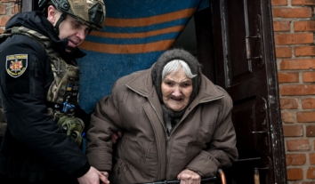 З прифронтових сіл на Запоріжжі у проміжку між російськими авіаударами евакуювали групу пенсіонерів