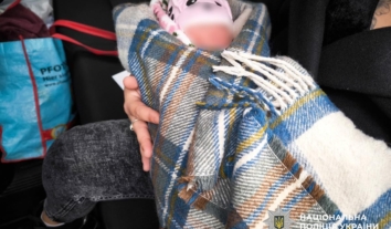 За продаж немовляти неподалік пологового будинку у Миколаєві затримали батька та матір