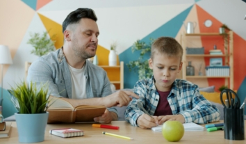 Президент підписав закон про наставництво: кого стосуватиметься підтримка