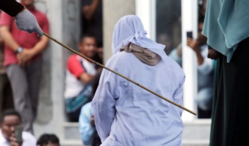 В Індонезії пару покарали 140 ударами батога за секс поза шлюбом та алкоголь