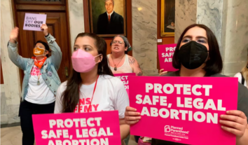 В американському штаті Кентуккі жінку, яка самостійно перервала вагітність, судять за вбивство