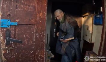 З прифронтової Маломихайлівки на Дніпропетровщині евакуювали родину, яка тривалий час відмовлялася виїжджати