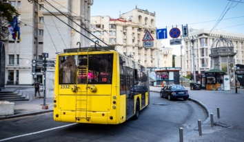 У Києві з 26 лютого поступово відновлюватимуть роботу електротранспорту на правому березі