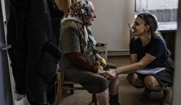 Літні українці потерпають від війни не як решта: серед жертв ударів РФ їх майже половина, хоч у суспільстві лише чверть