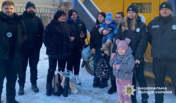 Поліція та волонтери евакуювали з двох сіл Чугуївського району п’ятьох дітей і десятьох дорослих