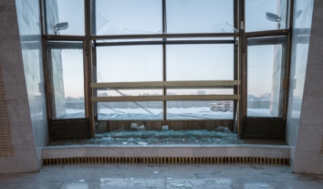 Російська атака на Київ пошкодила “Зал слави” у підніжжя монумента “Батьківщина-мати”