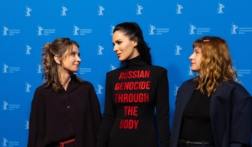 На Берлінале презентували фільм “Сліди” про сексуальне насильство під час окупації: Єфросиніна вийшла з написом про “геноцид через тіло”