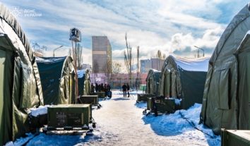 Генсекретар Ради Європи відвідав наметове містечко у Києві для постраждалих від російських ударів