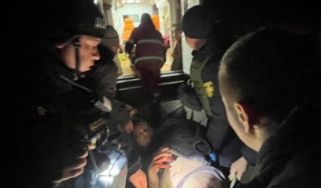 Уночі РФ била дронами та ракетою: є поранені та руйнування