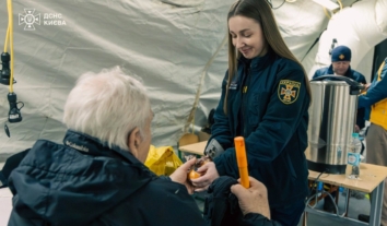 Доглядова праця впливає на стійкість країни під час війни та має стати політикою держави: дослідження