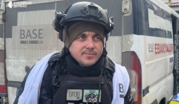 Під Дружківкою FPV-дрон вибухнув поруч із евакуаційним бусом: волонтери вивезли людей попри атаку