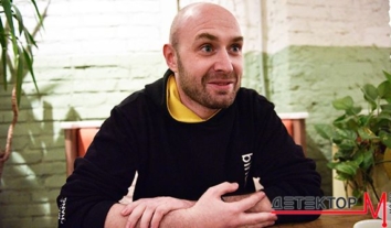 Журналіст-розслідувач Данило Мокрик заявив, що має декілька гіпотез про те, хто може стояти за інформаційною кампанією проти нього