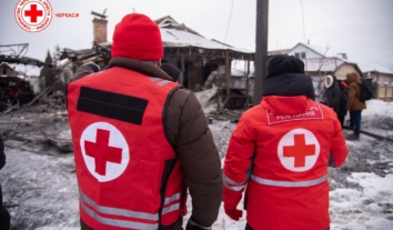 У Черкасах волонтери Червоного хреста долучились до ліквідації наслідків російського удару