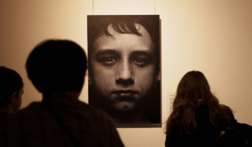 У Києві відкрили фотовиставку про силу дітей, які зростають під час війни