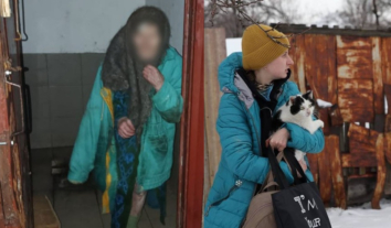 Поліціянти евакуювали велику групу літніх з дітьми та допомогли знайти жінку під ворожими обстрілами на Донеччині