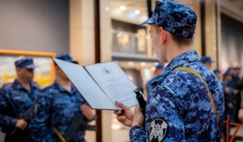 В Маріуполі спецназ Росгвардії організував церемонію “складання присяги” для школярів