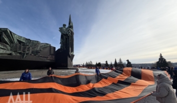 В окупованому Донецьку дітей залучили до розгортання величезної георгіївської стрічки на честь “героїв-визволителів”