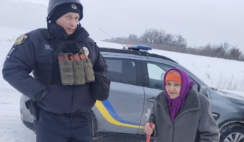 Поліцейські та волонтери евакуювали літніх людей із небезпечних громад Харківщини