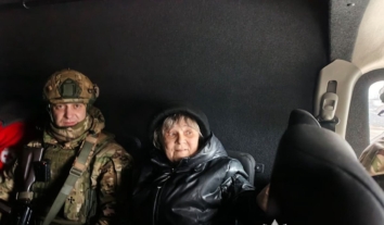З-під ворожих обстрілів у Нікополі вивезли пенсіонерку з кішкою