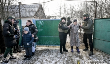 З однієї громади на Запоріжжі вивезли багатодітну родину з літньою родичкою