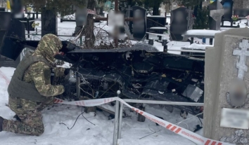 На Кіровоградщині російський дрон впав посеред кладовища та не вибухнув