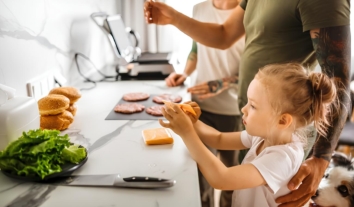 Українська молодь обирає рівний розподіл обовʼязків у сім’ї та парі – опитування