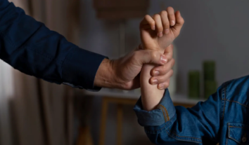 Батько міг побити 10-річного сина через цукерки: хлопчик у лікарні, чоловіку оголосили підозру