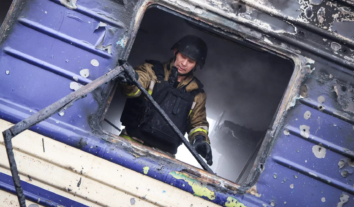 Росіяни вдарили дронами по потягу у Миколаєві