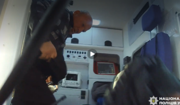 Поліцейські евакуювали з прифронтового села на Херсонщині літнього чоловіка, який потребував меддопомоги