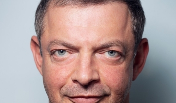 Співвласник Монобанку перепросив у людей, які разом з ним побачили прапор РФ на фото доньки військового