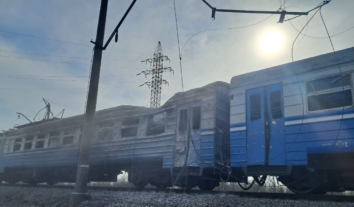 Російський дрон вдарив по приміському поїзду на Дніпропетровщині: є загиблий і поранені