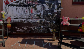 87 театрів в Україні та за кордоном долучилися до акції пам’яті жертв російського удару по драмтеатру в Маріуполі