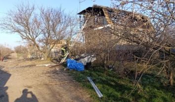 Через російські удари по Запорізькому району загинула жінка, ще двоє людей поранені