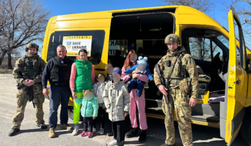 Евакуаційна група “Білий янгол” допомогла виїхати з прифронтового Нікополя матері з сімома дітьми