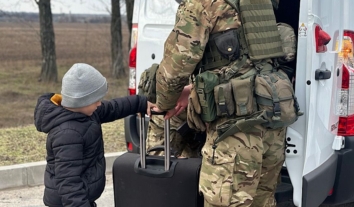 З-під обстрілів РФ евакуювали кілька родин з дітьми та літню сім’ю, будинок яких знищив дрон