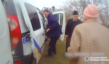 Поліціянти допомогли евакуюватися трьом цивільним, які намагалися вийти пішки з Берислава та села Урожайне на Херсонщині