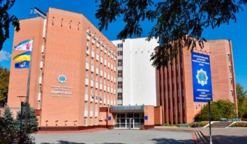 Курсант дніпровського вишу сфотографувався на фоні тіла померлої підлітки: університет почав перевірку