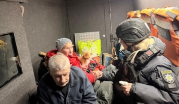 З прикордоння Сумщини вивезли літніх батька з донькою та самотню пенсіонерку з собакою