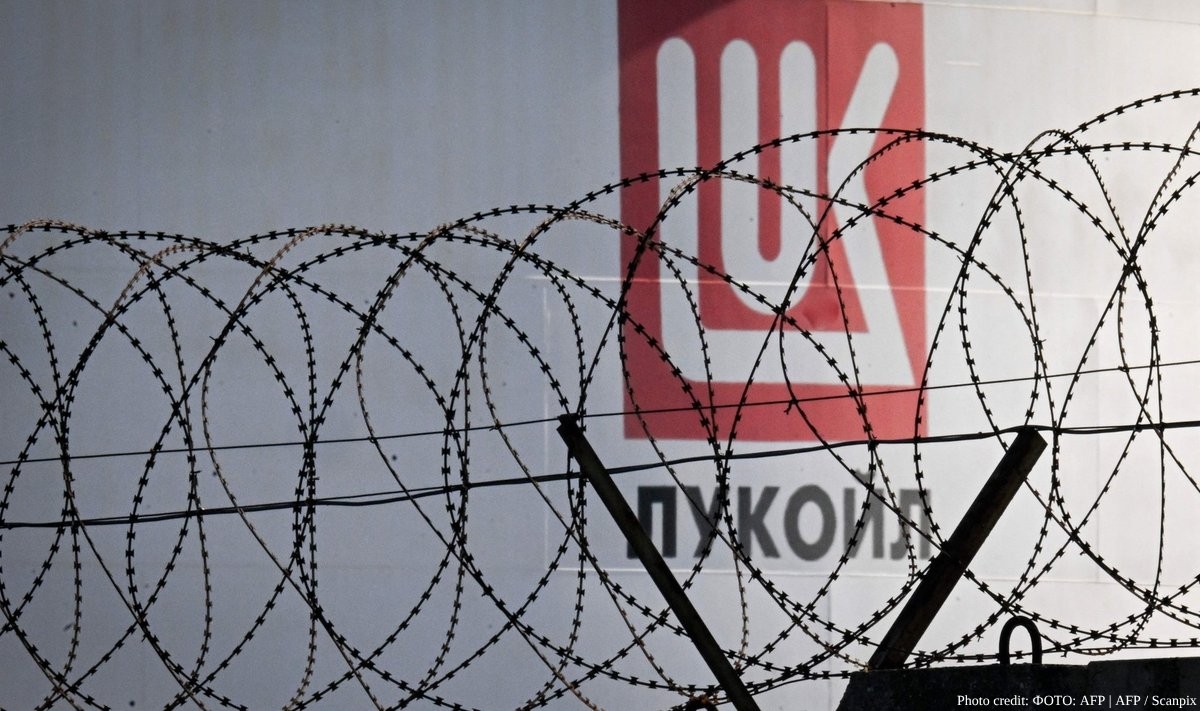Alt-text Generator
Custom Gem
Alt-text Generator said
Coils of razor wire are in the sharp foreground, with a large white industrial tank or wall in the background featuring the red and white Lukoil (ЛУКОЙЛ) logo. The image has a news photo credit in the bottom right corner.